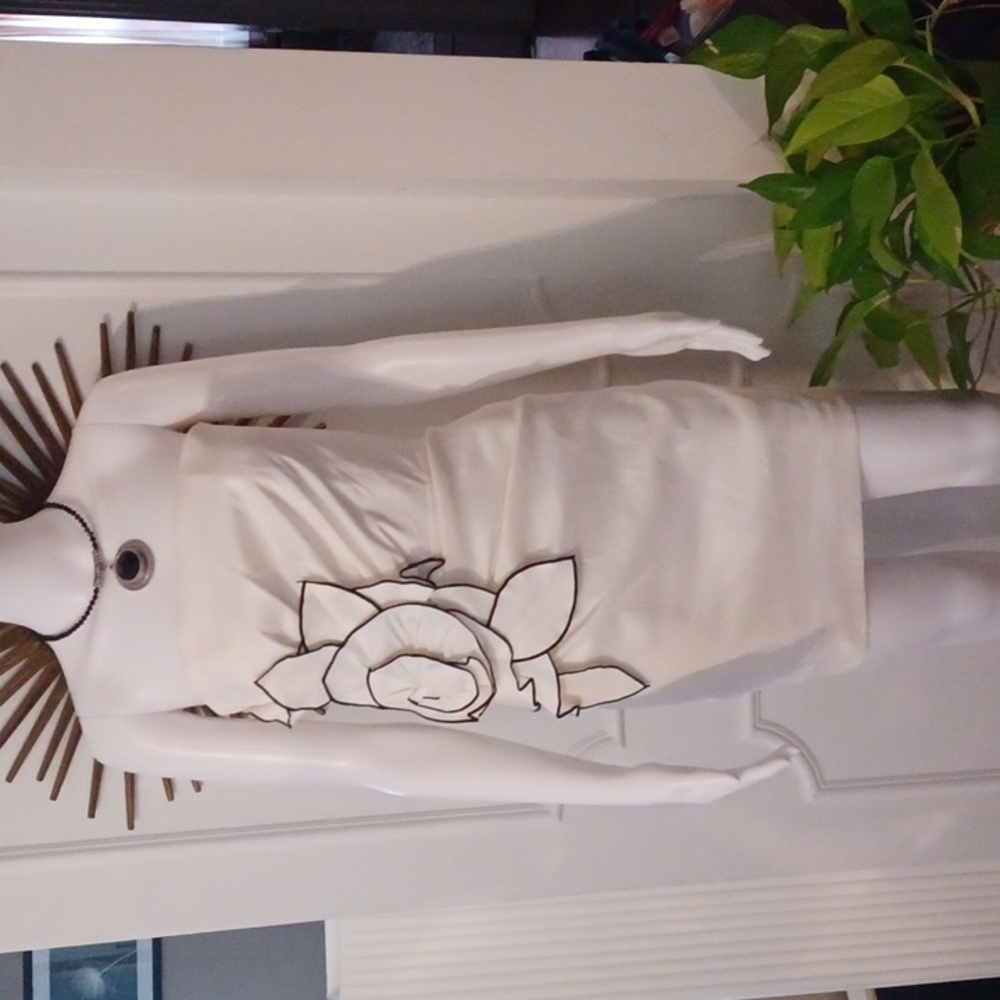 Cache_White/Blk Sz (4) Strapless Cocktail Dress W/ embellished Flower Accent